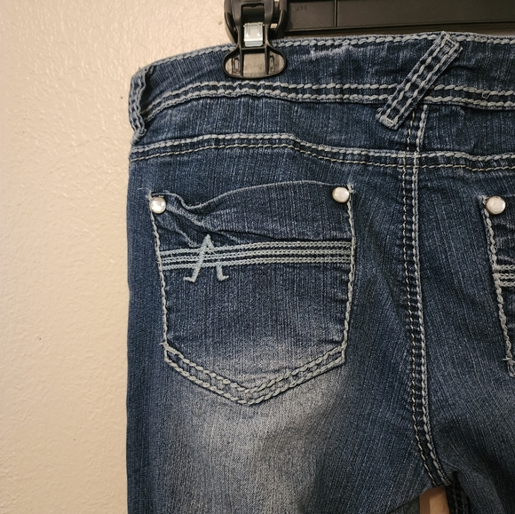 Woman's Ripped Jeans - Picture 9 of 10